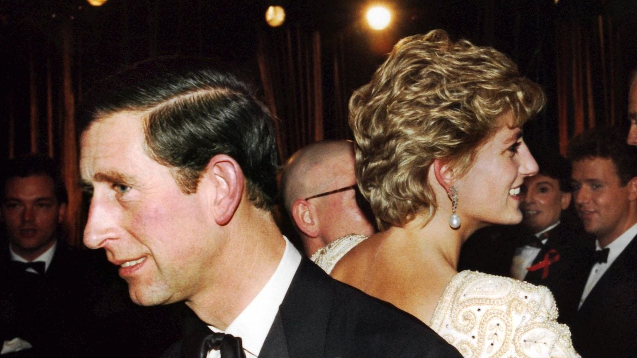 Kein Glück: Prinz Charles und Diana wenden sich bei einem Theaterbesuch den Rücken zu.