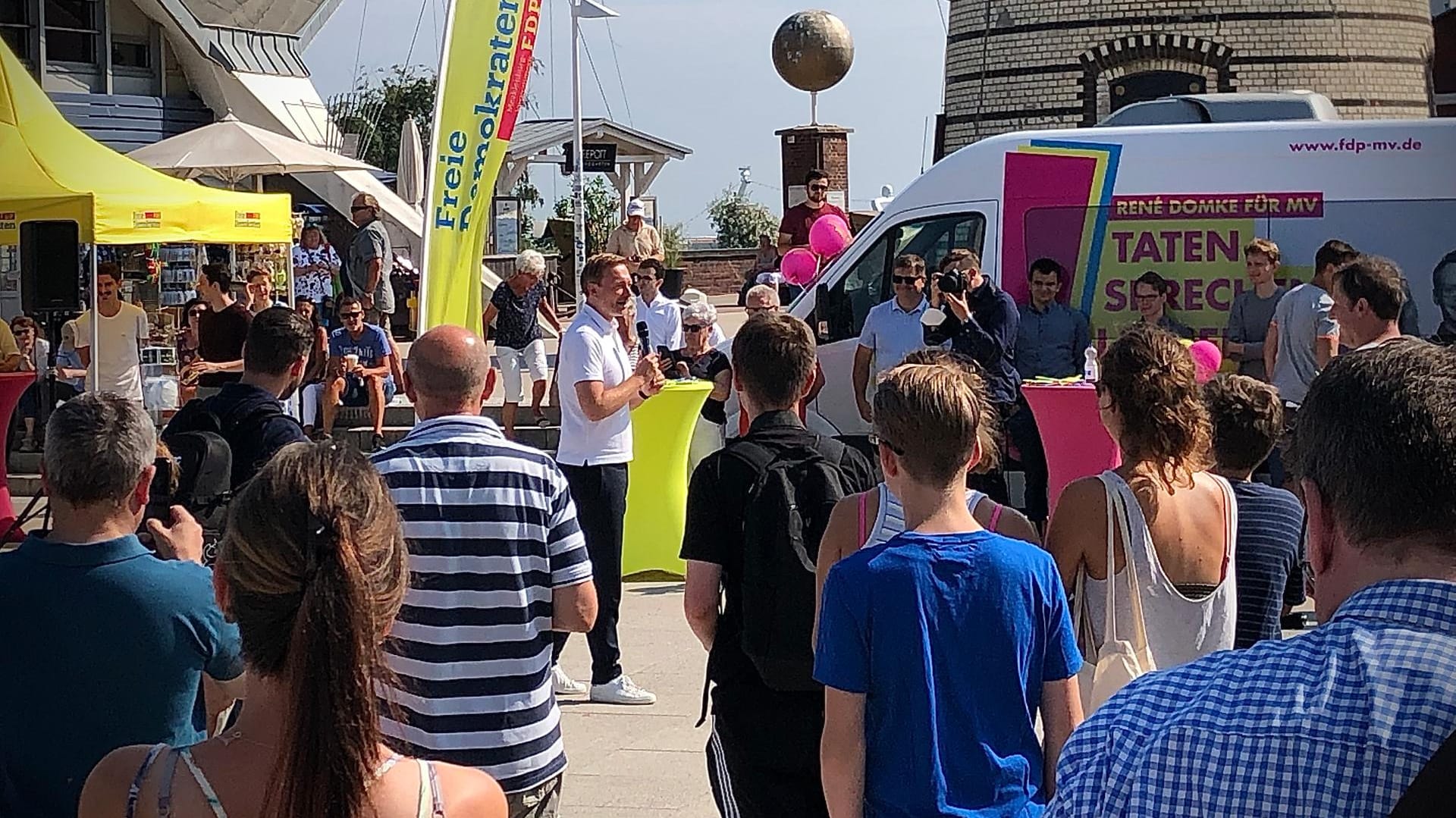 Lindner in Warnemünde: Er singt den Schlager der FDP.