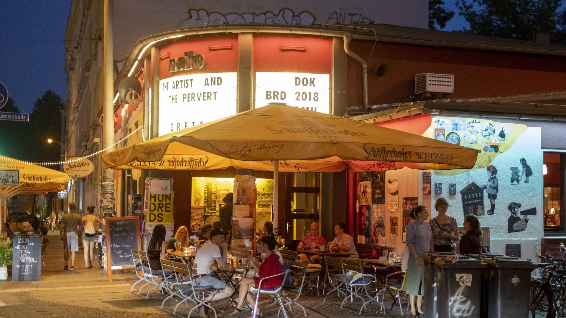 Gäste sitzen vor der Bar NaTo in Leipzig (Symbolbild): Der Vorverkauf startet in wenigen Tagen. Gäste sitzen vor der Bar NaTo in Leipzig (Symbolbild): Der Vorverkauf startet in wenigen Tagen.
