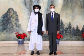 Mullah Abdul Ghani Baradar, afghanischer Führer der Taliban (l) und Wang Yi, Außenminister von China: Stabilität in Afghanistan würde China neue wirtschaftliche Möglichkeiten eröffnen.