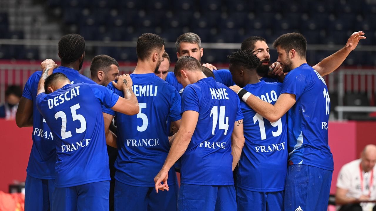 Frankreichs Handballer feiern den Sieg im Knaller-Duell gegen Deutschland.