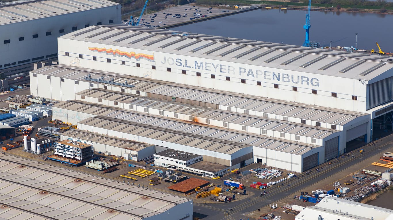 Das Werk der Meyer-Werft in Papenburg (Symbolbild): Der Kreuffahrtschiffbauer entlässt 450 Mitarbeiter.