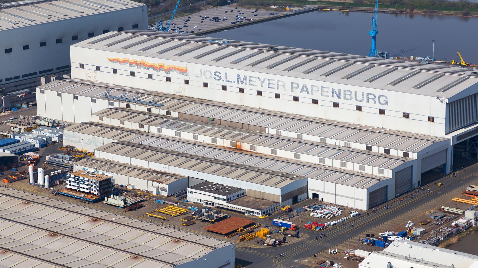 Das Werk der Meyer-Werft in Papenburg (Symbolbild): Der Kreuffahrtschiffbauer entlässt 450 Mitarbeiter. Das Werk der Meyer-Werft in Papenburg (Symbolbild): Der Kreuffahrtschiffbauer entlässt 450 Mitarbeiter.