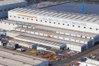 Das Werk der Meyer-Werft in Papenburg (Symbolbild): Der Kreuffahrtschiffbauer entlässt 450 Mitarbeiter.