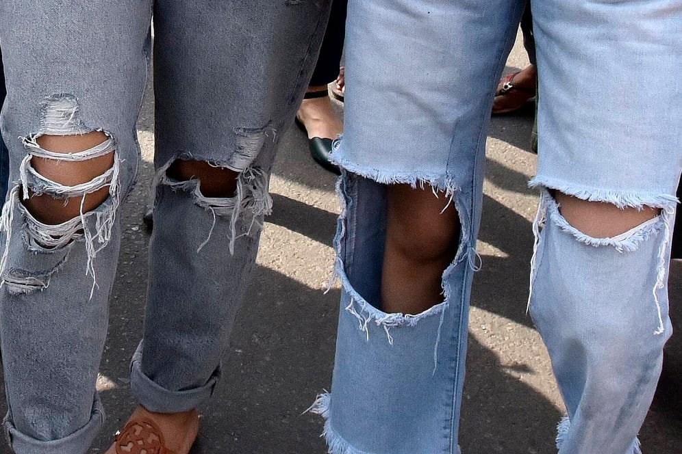 Zwei Frauen mit Jeanshosen: Auch die 17-Jährige hatte sich mit dem westlichen Kleidungsstil angefreundet – und musste offenbar deshalb sterben (Symbolbild).
