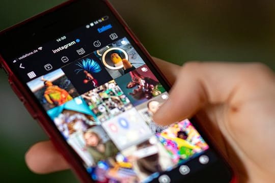 Der Verband Sozialer Wettbewerb hat zahlreiche Influencer wegen vermeintlicher Schleichwerbung auf Instagram abgemahnt.