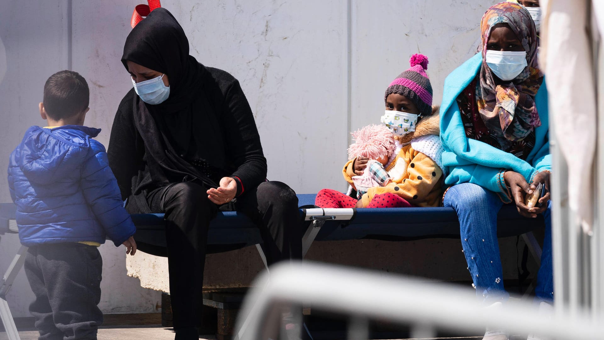 Zwei Frauen mit ihren Kindern in Italien: Entwicklungsminister Gerd Müller forderte mehr Einsatz gegen die Fluchtursachen (Symbolbild).