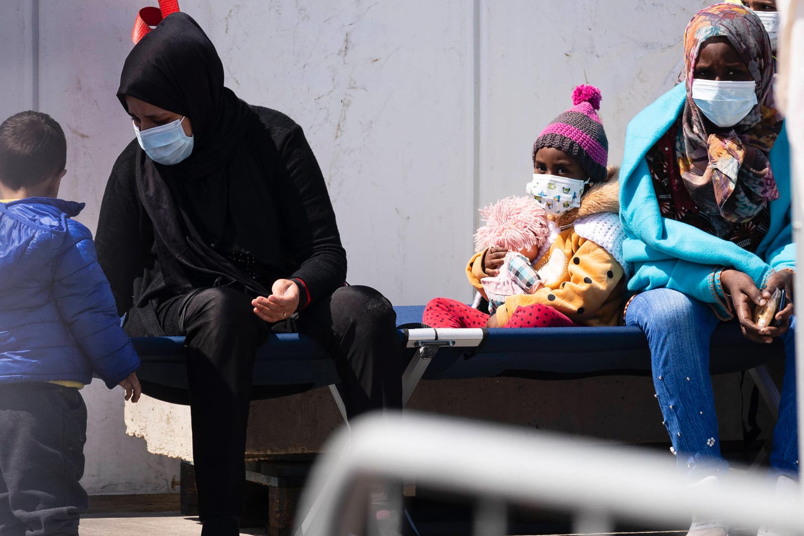 Zwei Frauen mit ihren Kindern in Italien: Entwicklungsminister Gerd Müller forderte mehr Einsatz gegen die Fluchtursachen (Symbolbild).