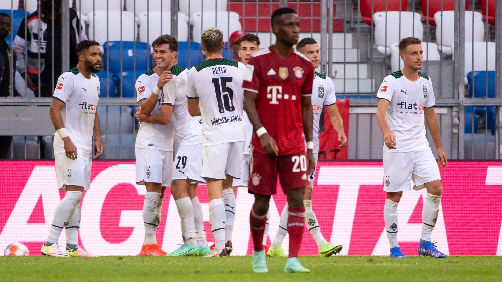 Testspiel: Bayern hadert, Gladbach jubelt im Hintergrund.