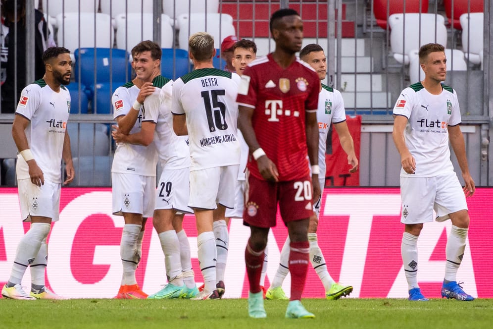 Testspiel: Bayern hadert, Gladbach jubelt im Hintergrund.