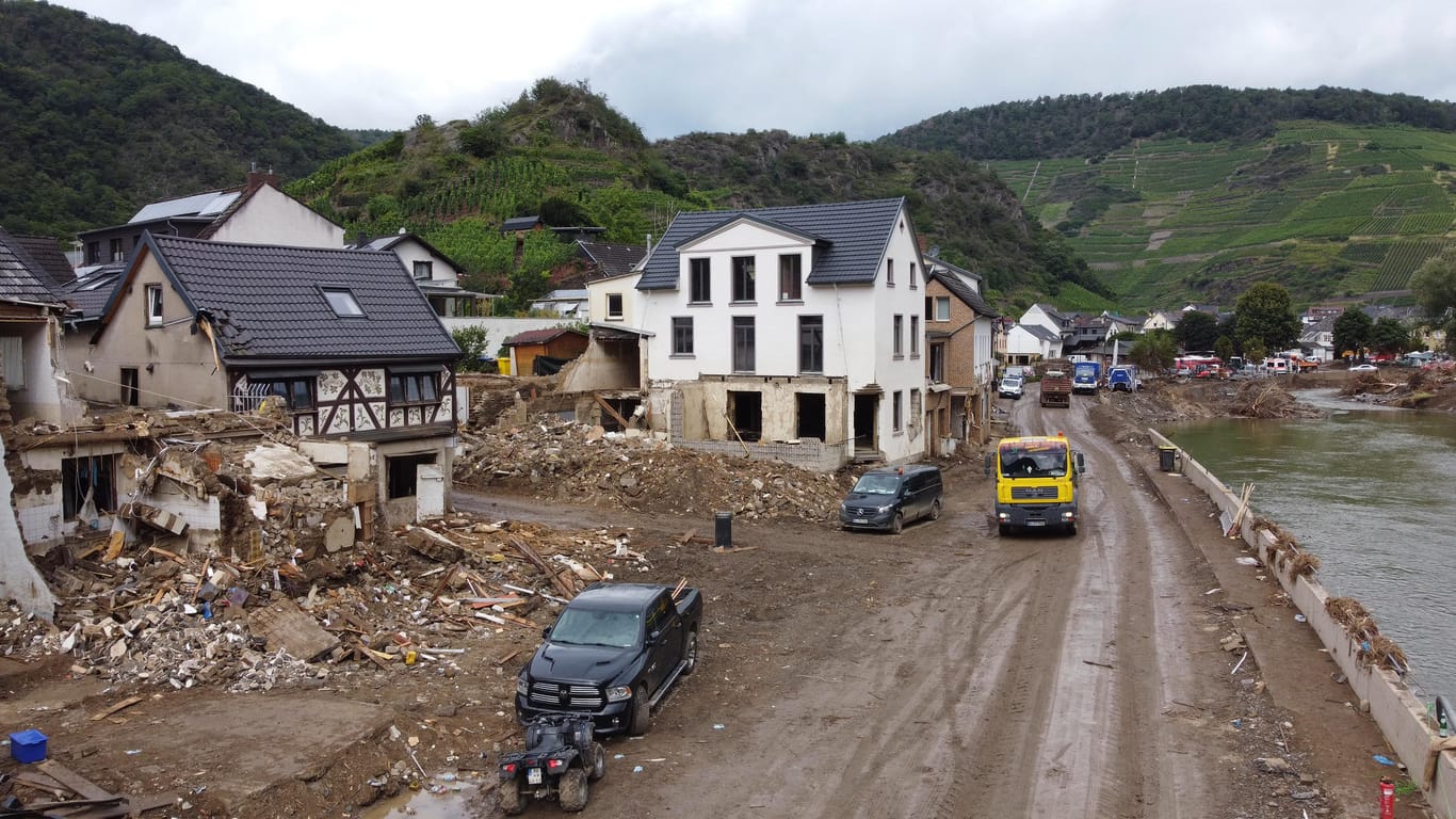 Zerstörte Häuser in Mayschoß: Tagelang waren die Einwohner von der Außenwelt abgeschnitten.