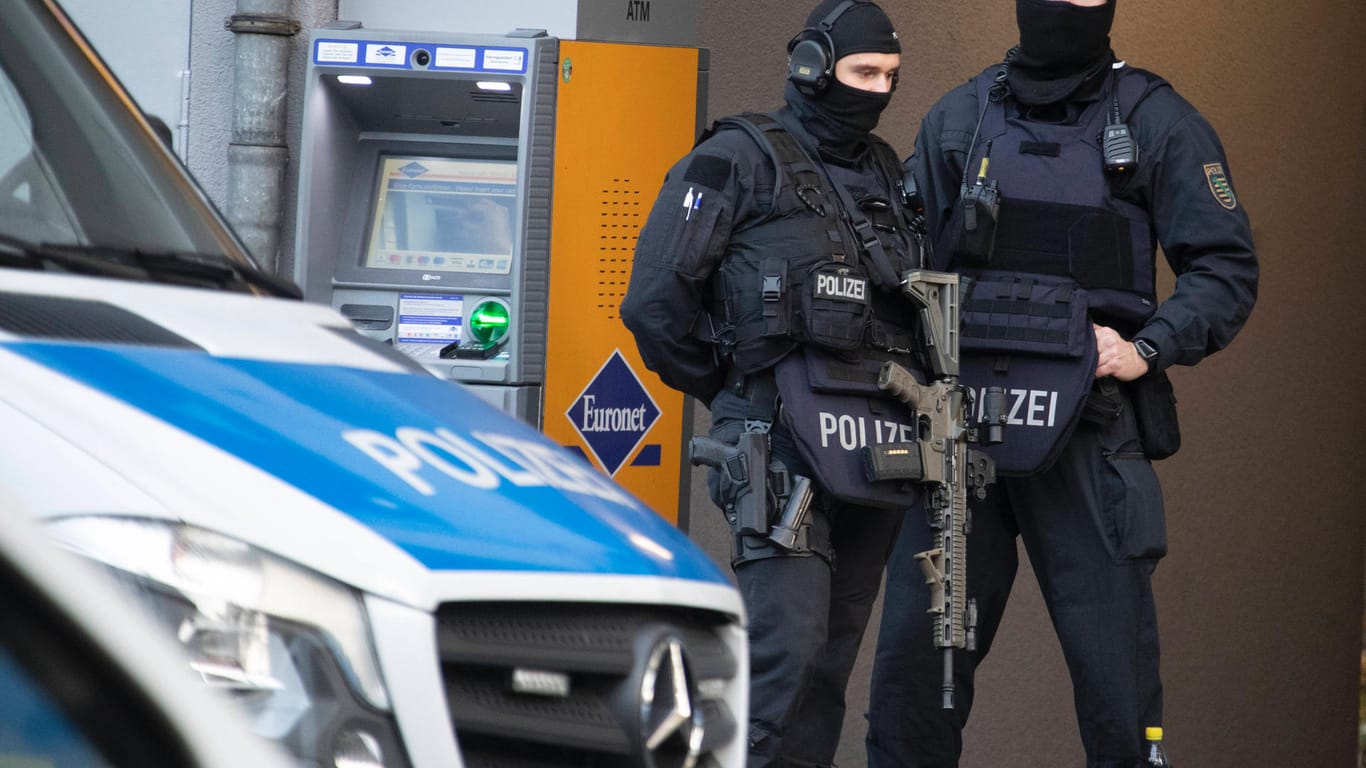 Razzia der Polizei in Berlin (Symbolbild): Beamte haben die Wohnung eines Clan-Mitglieds der Großfamilie Abou-Chaker durchsucht.