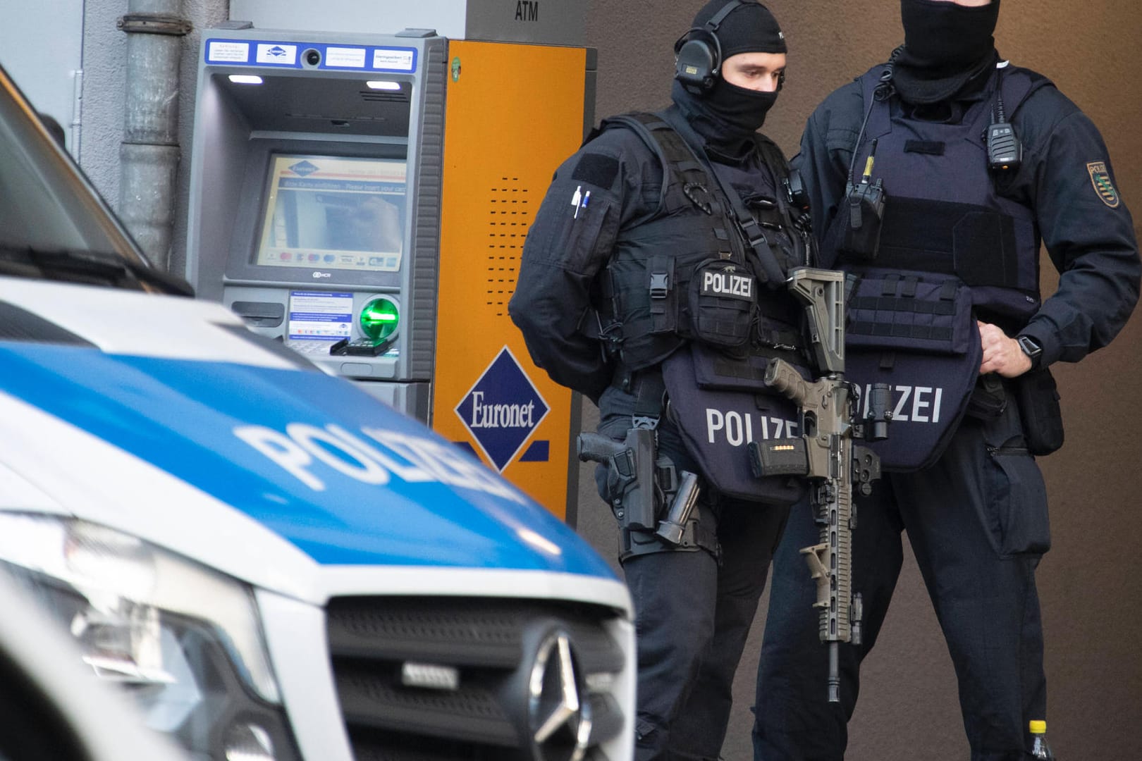 Razzia der Polizei in Berlin (Symbolbild): Beamte haben die Wohnung eines Clan-Mitglieds der Großfamilie Abou-Chaker durchsucht.