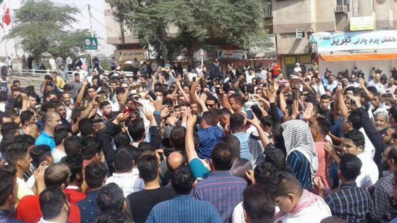 Protest in Teheran: Nicht nur die Verschärfung der Internetzensur sorgt im Iran für Empörung. Dieses Bild soll Demonstranten zeigen, die Wasserknappheit anprangern.