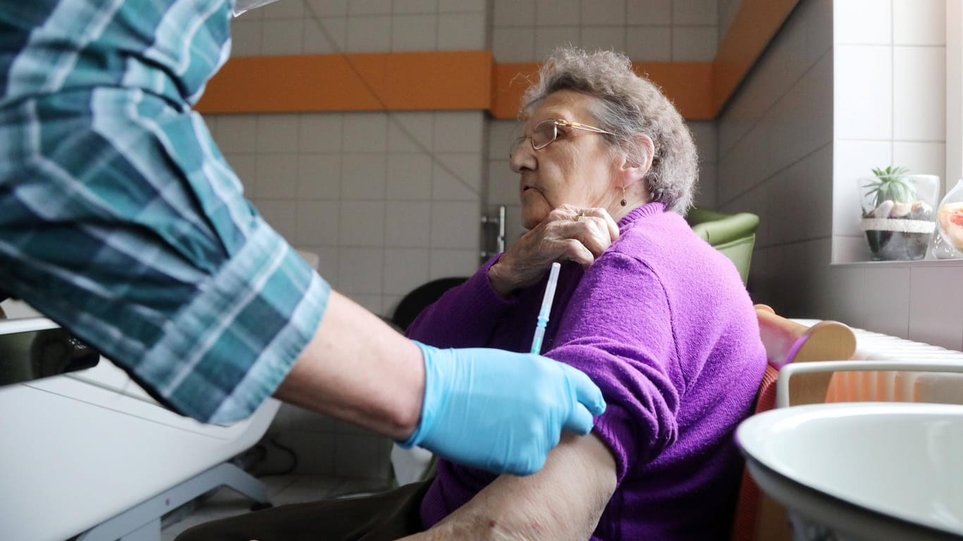 Impfung in einem Pflegeheim im Januar: Eine dritte, sogenannte "Boosterimpfung" im Herbst wird auch für Ältere diskutiert.