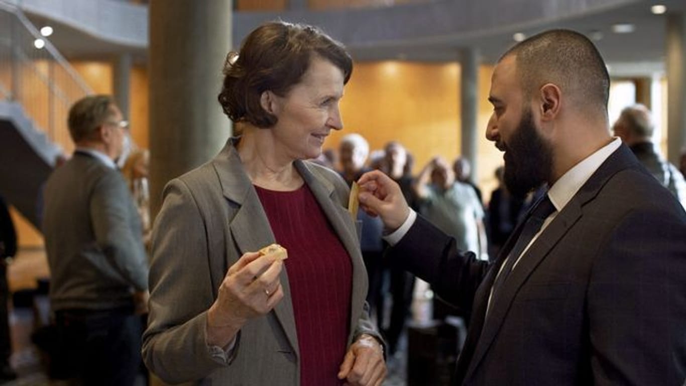 Justizministerin Elisabeth (Karen-Lise Mynster) witzelt mit ihrem Assistenten Farshad (Hadi Ka-Koush).