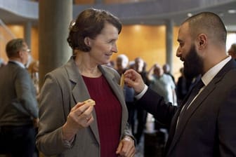 Justizministerin Elisabeth (Karen-Lise Mynster) witzelt mit ihrem Assistenten Farshad (Hadi Ka-Koush).