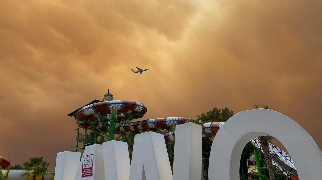Rauch zieht über einen Hotelkomplex in der türkischen Urlaubsregion Antalya: Winde trieben die Flammen mehrerer Waldbrände in Richtung der Wohnbezirke.
