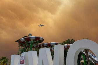 Rauch zieht über einen Hotelkomplex in der türkischen Urlaubsregion Antalya: Winde trieben die Flammen mehrerer Waldbrände in Richtung der Wohnbezirke.