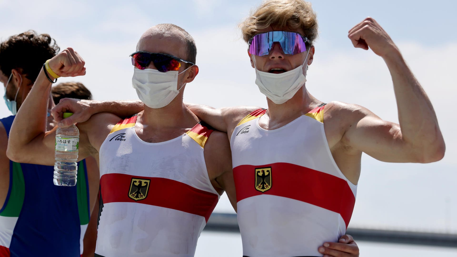 Jonathan Rommelmann und Jason Osborne (r) aus Deutschland jubeln: Silber für das deutsche Ruder-Duo.