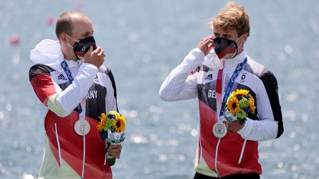 Die Silbermedaillengewinner Jonathan Rommelmann (l) und Jason Osborne bei der Siegerehrung. Die Silbermedaillengewinner Jonathan Rommelmann (l) und Jason Osborne bei der Siegerehrung.
