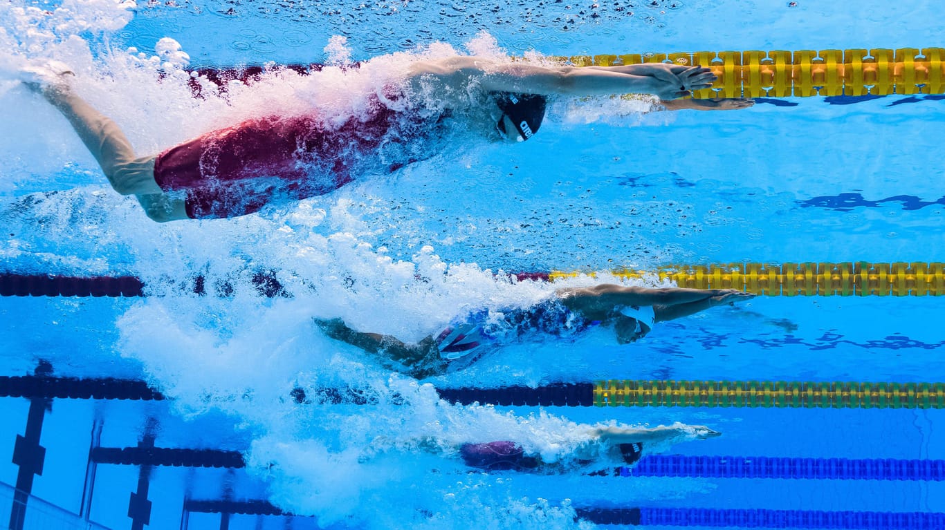 Isabel Gose (z.v.v.) und US-Amerikanerin Arabella Sims (v.): Die deutsche Schwimmstaffel qualifizierte sich für das Finale über 4x200 Meter Freistil.
