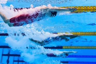Isabel Gose (z.v.v.) und US-Amerikanerin Arabella Sims (v.): Die deutsche Schwimmstaffel qualifizierte sich für das Finale über 4x200 Meter Freistil.