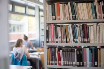 Studentinnen lernen in einer Universitätsbibliothek