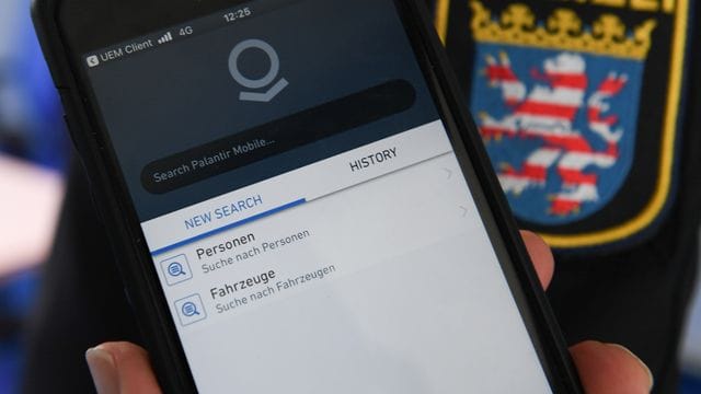 Polizeibeamte mit Smartphone Polizeibeamte mit Smartphone
