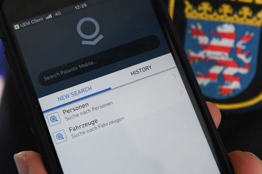 Polizeibeamte mit Smartphone