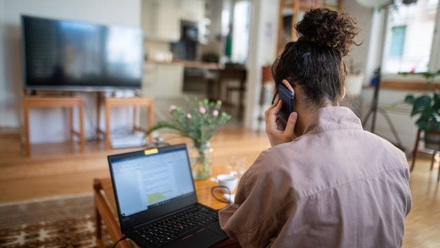 Eine Frau arbeitet im Homeoffice