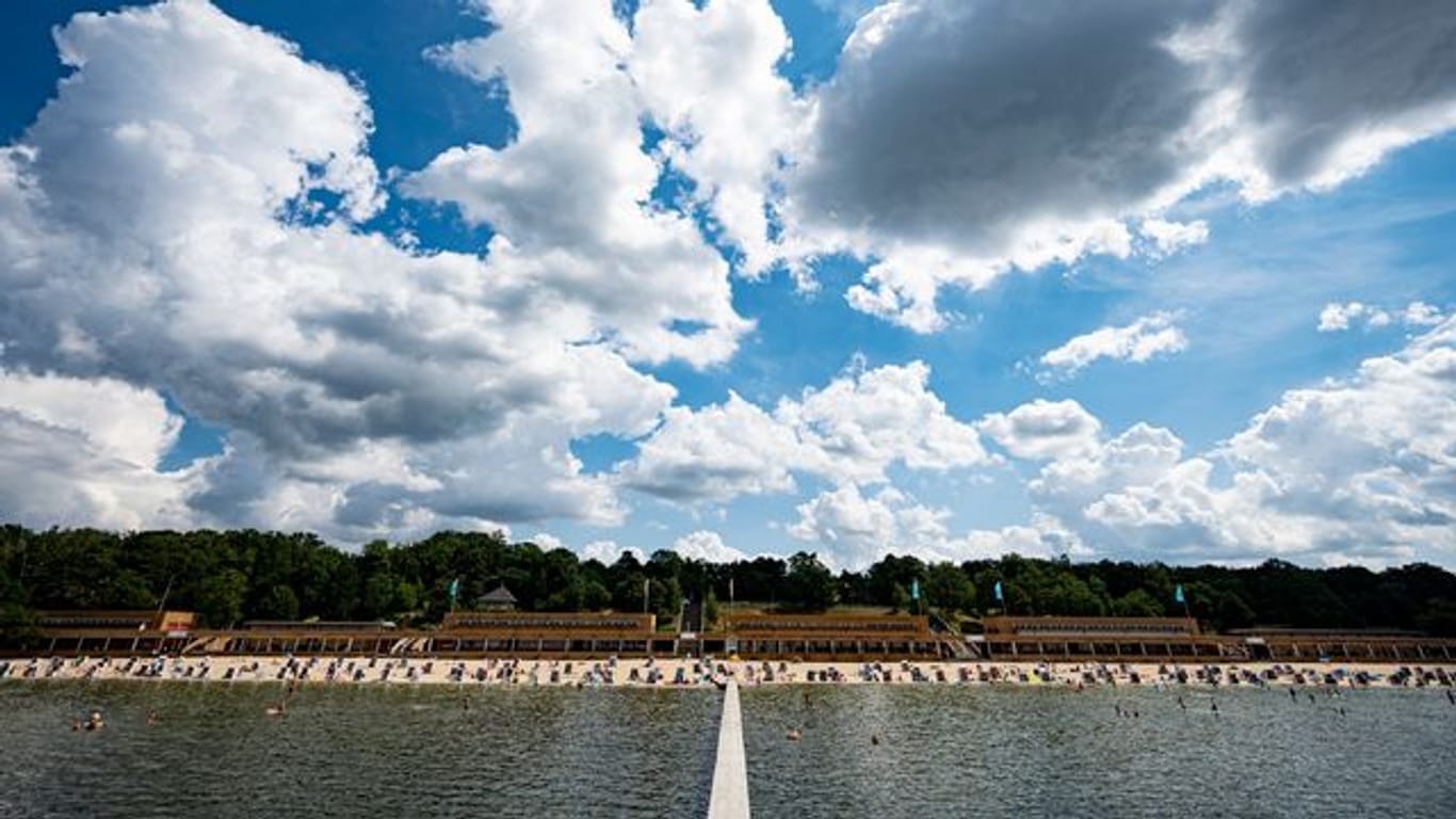 Besucher des Strandbades am Wannsee genießen das sonnige Wetter