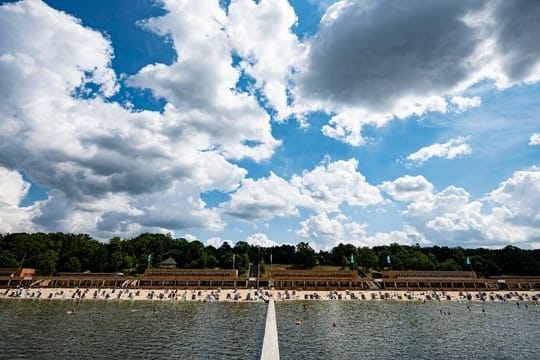 Besucher des Strandbades am Wannsee genießen das sonnige Wetter