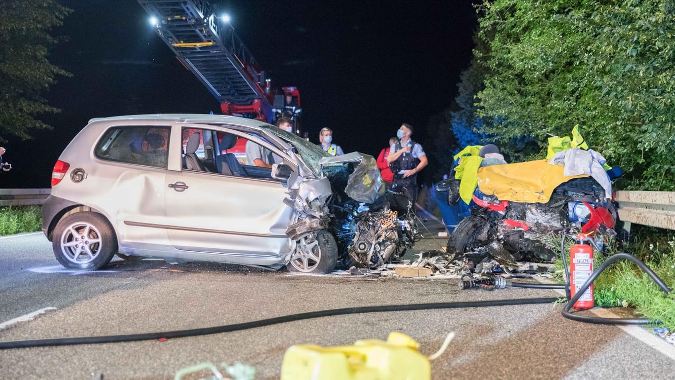 Die Front des silberfarbenen VW ist völlig demoliert: Einsatzkräfte von Feuerwehr und Polizei sicherten die Unfallstelle in Bergheim-Glesch.