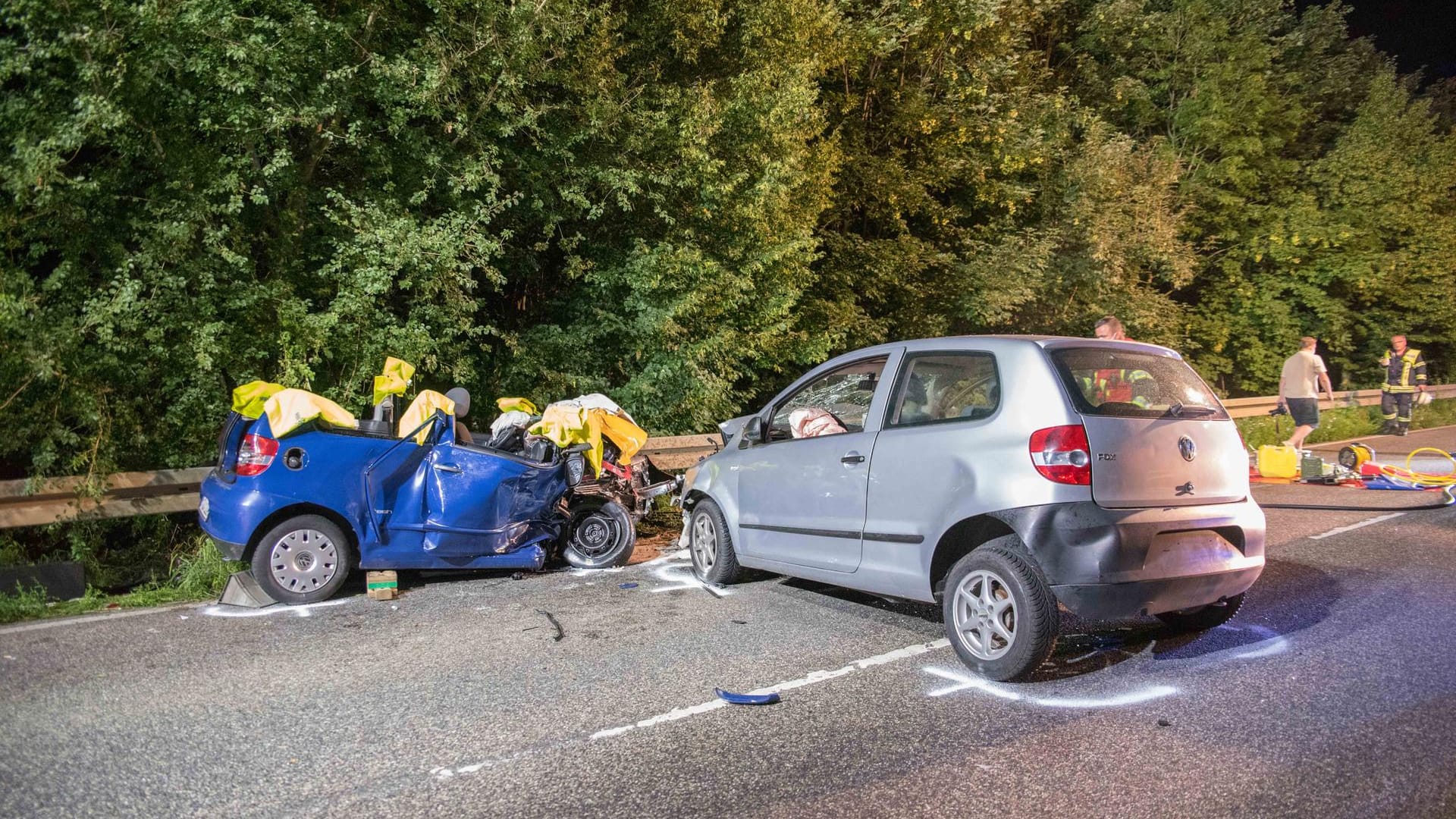 Zwei VW Fox stehen nach der Kollision auf der L361 bei Bergheim-Glesch: Die Wagen kollidierten am Mittwochabend, drei Insassen wurden dabei verletzt.