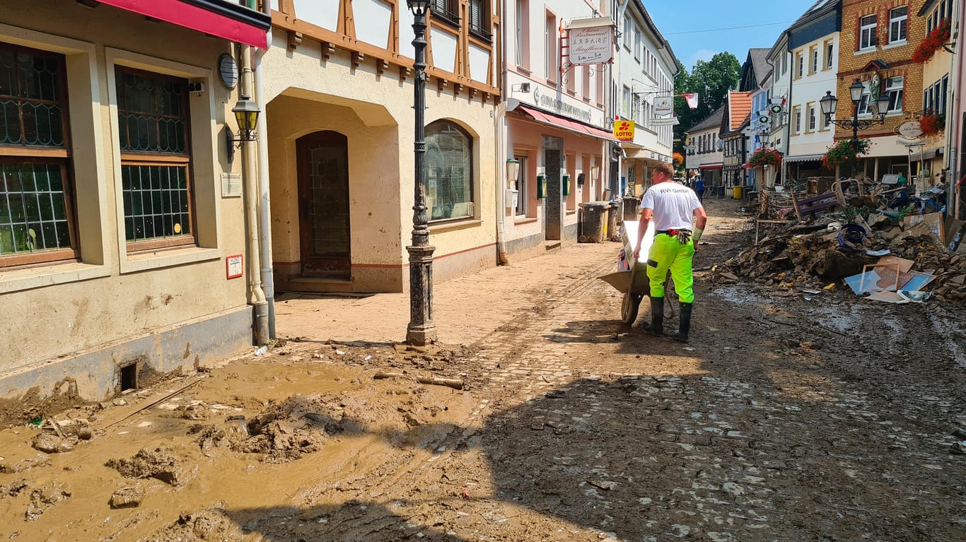 Aufräumarbeiten in Bad Neuenahr-Ahrweiler: In der Region fehlt es offenbar an Medikamenten und medizinischen Behandlungsmöglichkeiten.