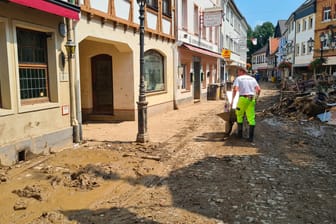 Aufräumarbeiten in Bad Neuenahr-Ahrweiler: In der Region fehlt es offenbar an Medikamenten und medizinischen Behandlungsmöglichkeiten.