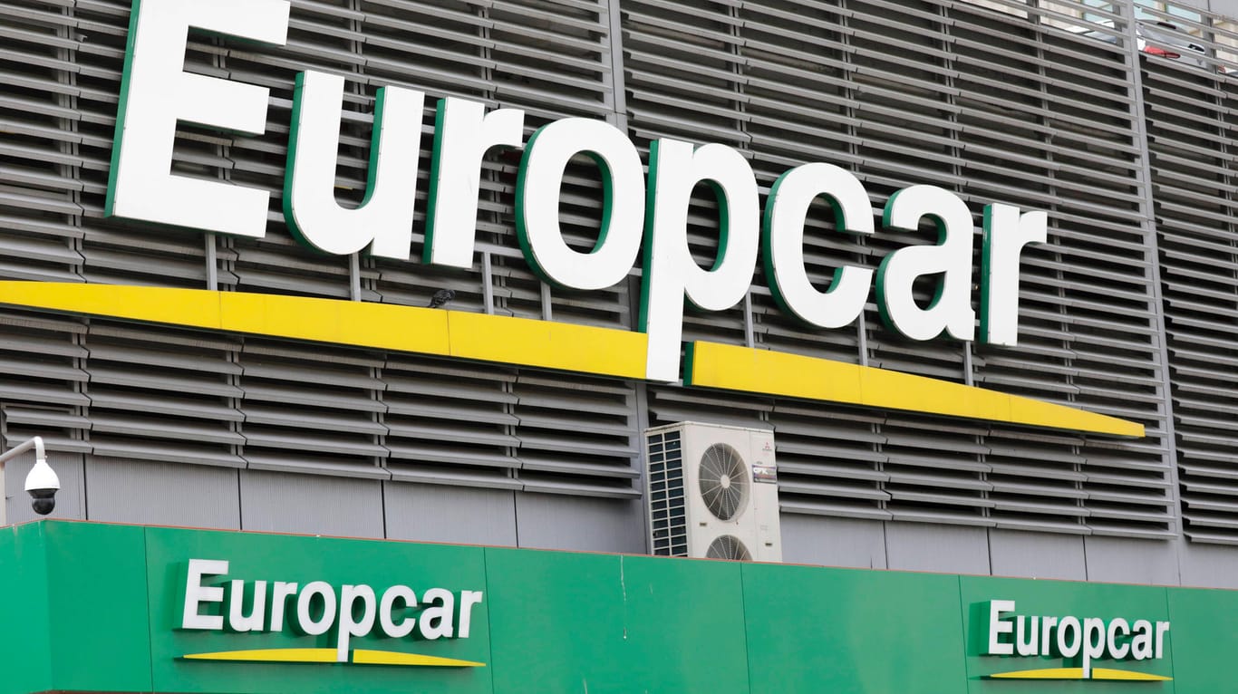 Logo an einer Europcar-Filiale (Symbolbild): Der Autovermieter wird vom Volkswagen-Konzern geschluckt.
