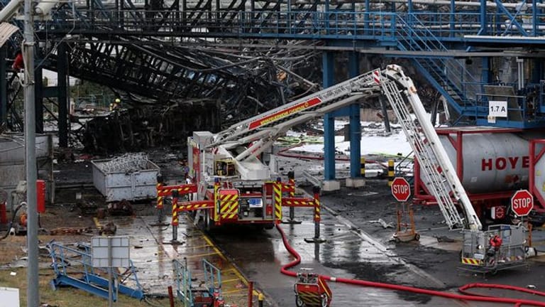 Schweres Gerät im Einsatz in Leverkusen: Einsatzkräfte der Feuerwehr arbeiten nach der schweren Explosion in einer Müllverbrennungsanlage am Brandort.