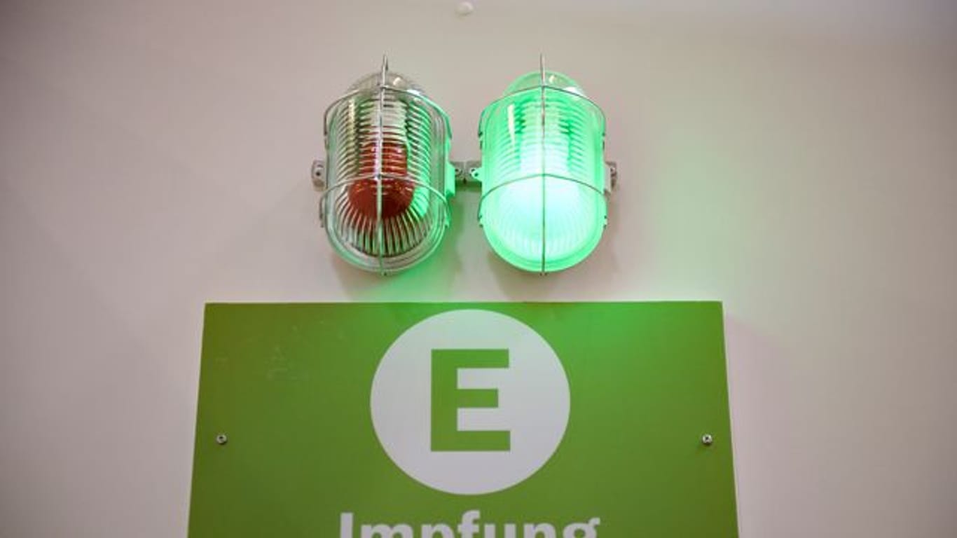 Eine grüne Lampe leuchtet am Eingang eines Corona-Impfzentrums