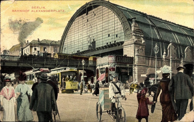 Blick auf den Alexanderplatz: Bereits Anfang des 20. Jahrhunderts war das Streckennetz in Berlin elektrisch.