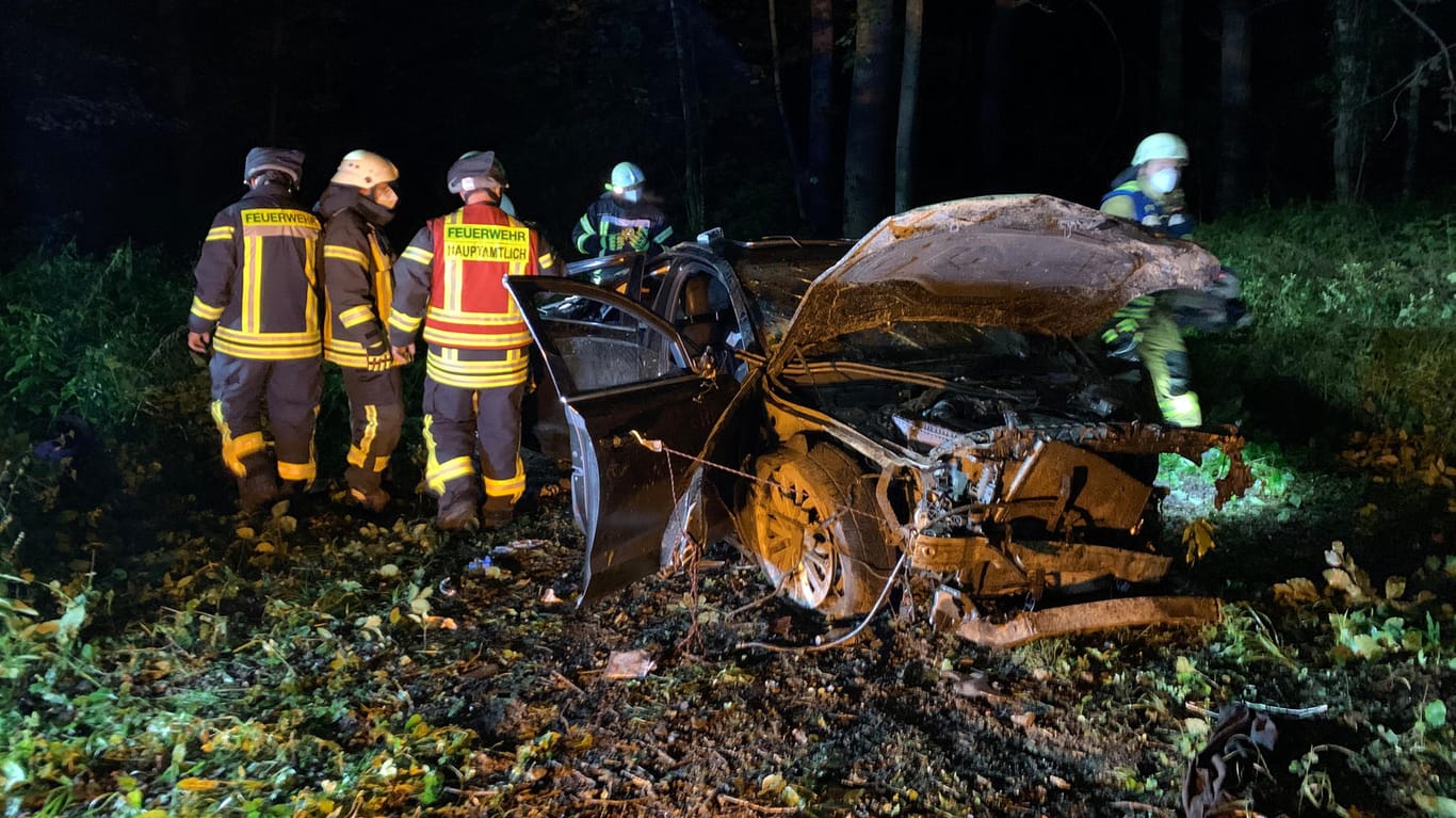 Unfall in Bad Salzuflen: Das Auto war von der Straße abgekommen und rund 100 Meter durch die Luft geflogen und in einem Waldweg aufgeschlagen.