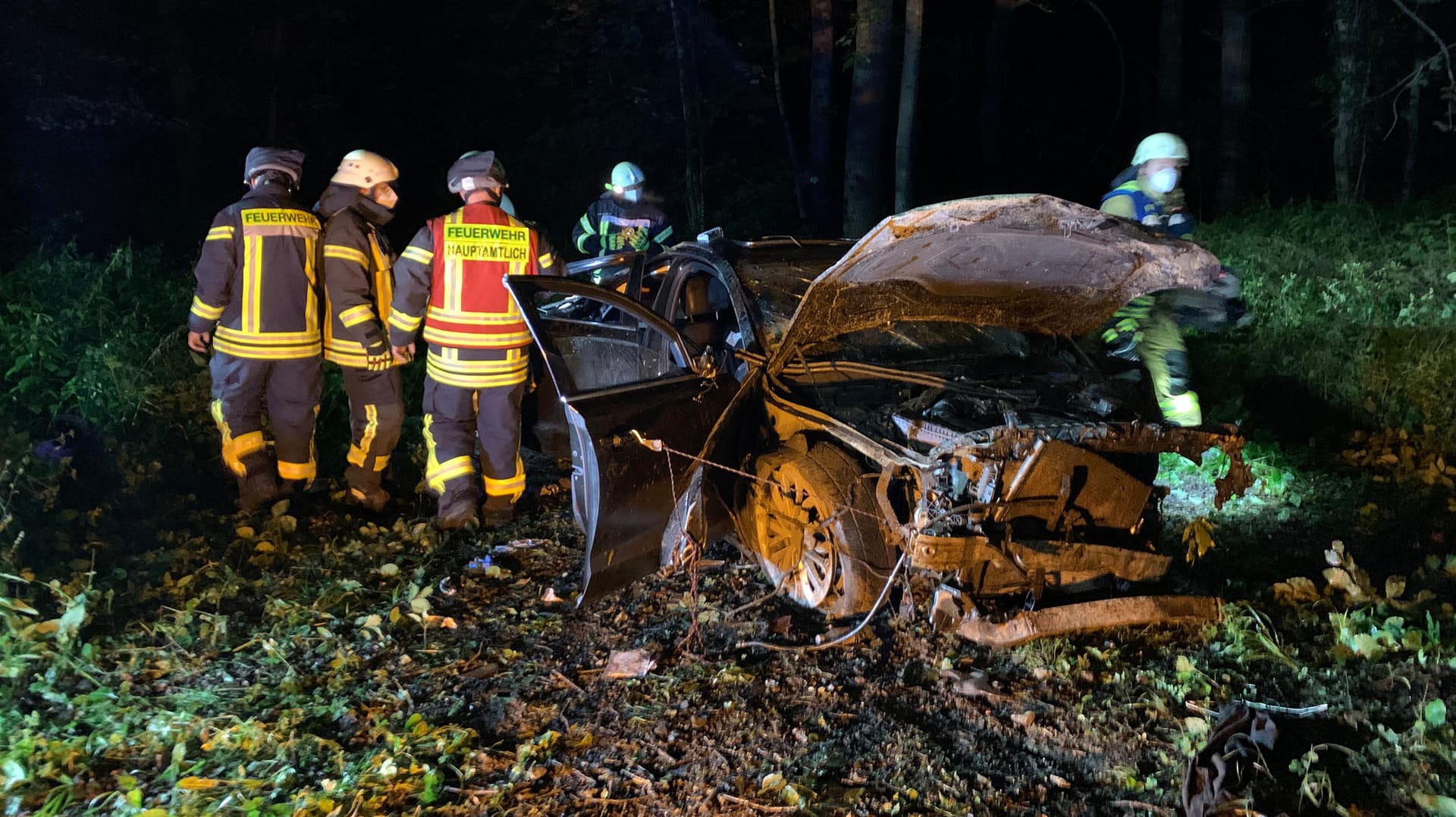 Unfall in Bad Salzuflen: Das Auto war von der Straße abgekommen und rund 100 Meter durch die Luft geflogen und in einem Waldweg aufgeschlagen. Unfall in Bad Salzuflen: Das Auto war von der Straße abgekommen und rund 100 Meter durch die Luft geflogen und in einem Waldweg aufgeschlagen.