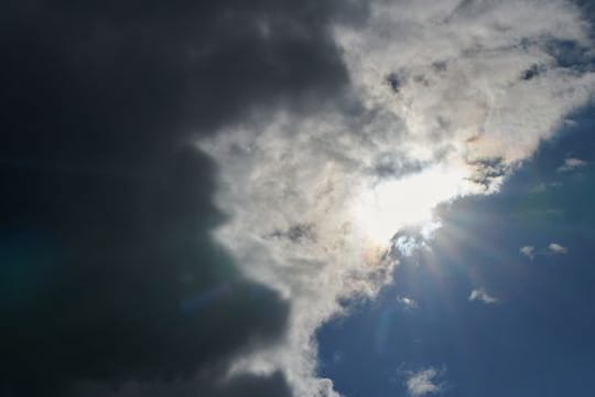 Die Sonne kommt hinter Regenwolken hervor