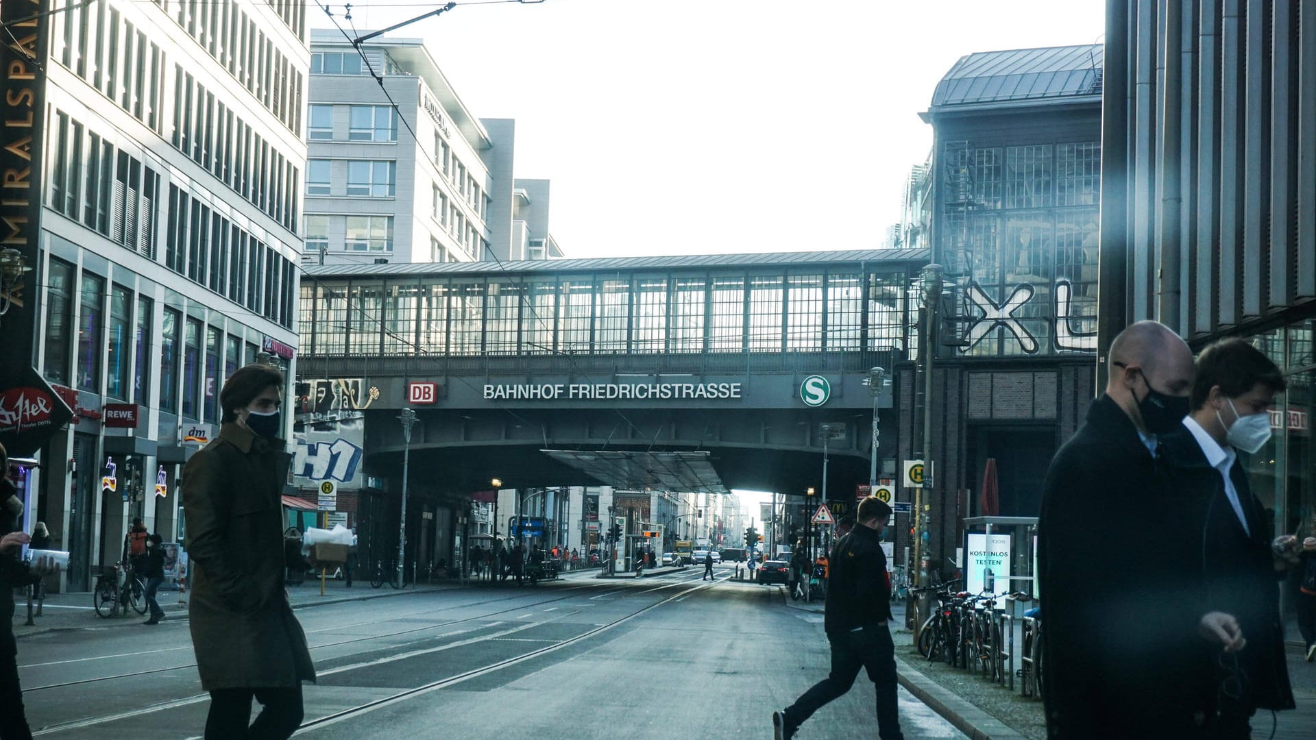 Der Bahnhof Friedrichstraße heute: Sowohl Regionalzüge als auch S- und U-Bahnen sowie Busse halten hier.