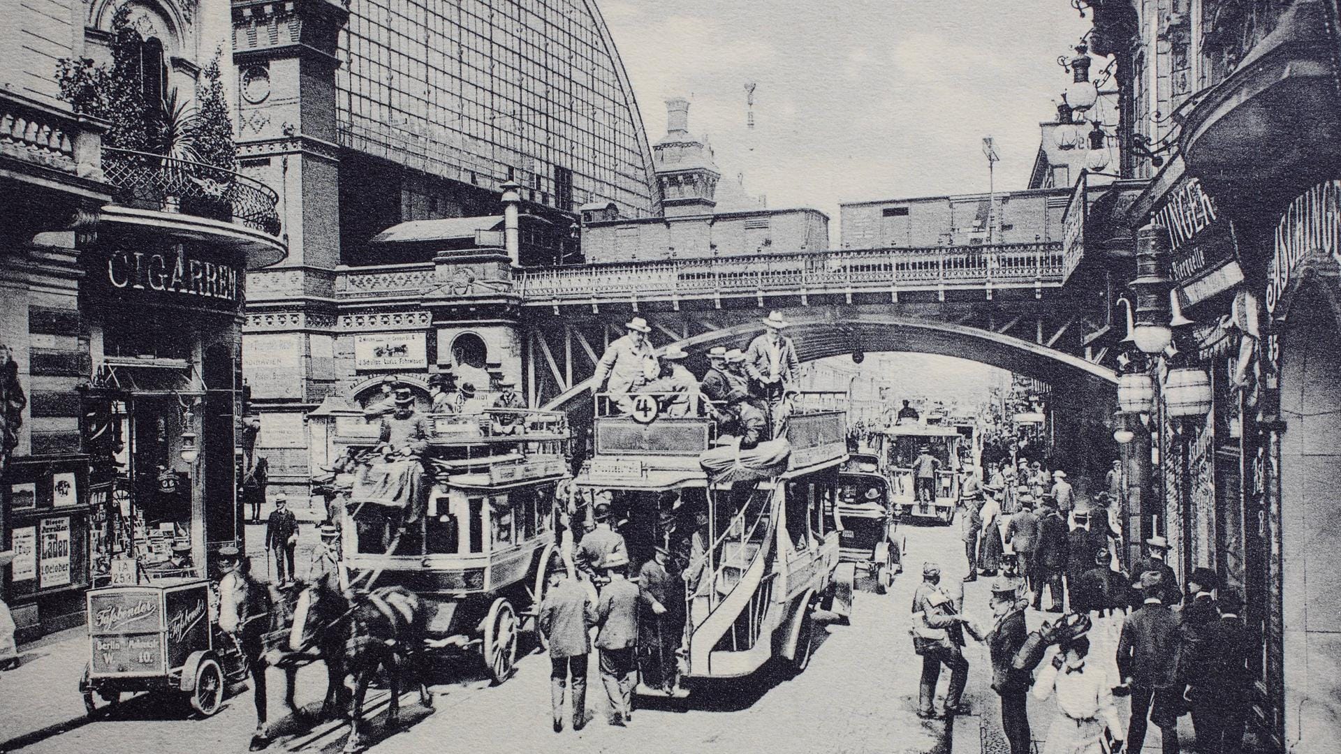 Der Bahnhof Friedrichstraße am 2. Dezember 1899: Seit 1882 rollen hier die Vorortbahn (später S-Bahn) und die Fernbahn.