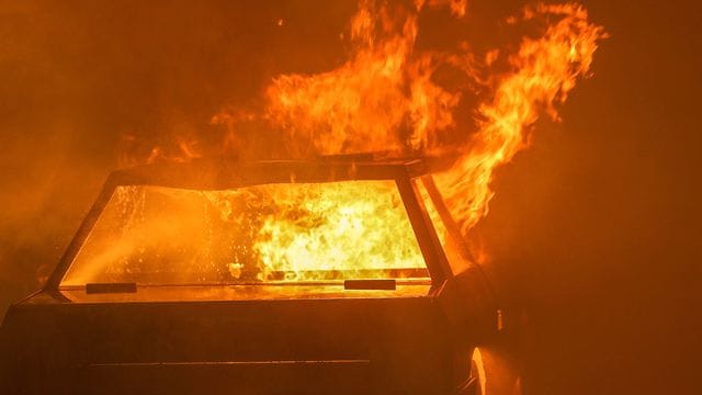 Ein Auto steht in Flammen