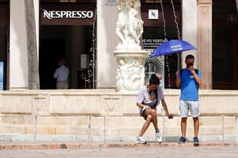 Touristenführer im spanischen Malaga schützen sich vor der Sonne: Anfang Juli wurde die Urlaubsregion von einer Hitzewelle heimgesucht.