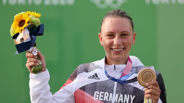 Andrea Herzog jubelt mit ihrer Bronzemedaille.