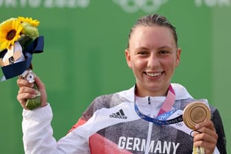 Andrea Herzog jubelt mit ihrer Bronzemedaille.